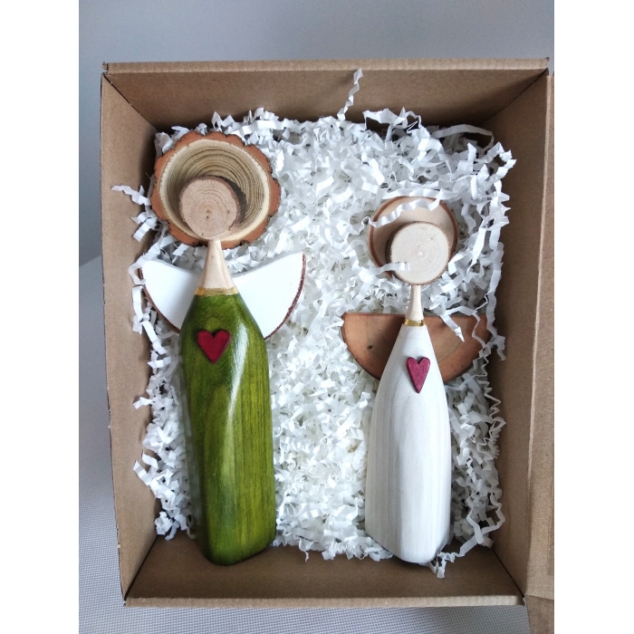 Dekoracyjne aniołki z drewna.