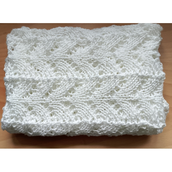 Biały szal z kaszmirem i jedwabiem, na drutach