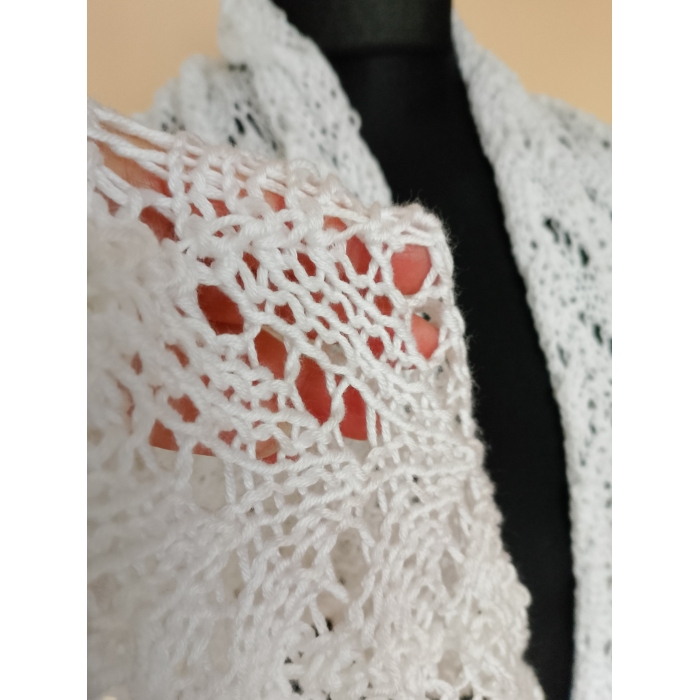 Biały szal z kaszmirem i jedwabiem, na drutach