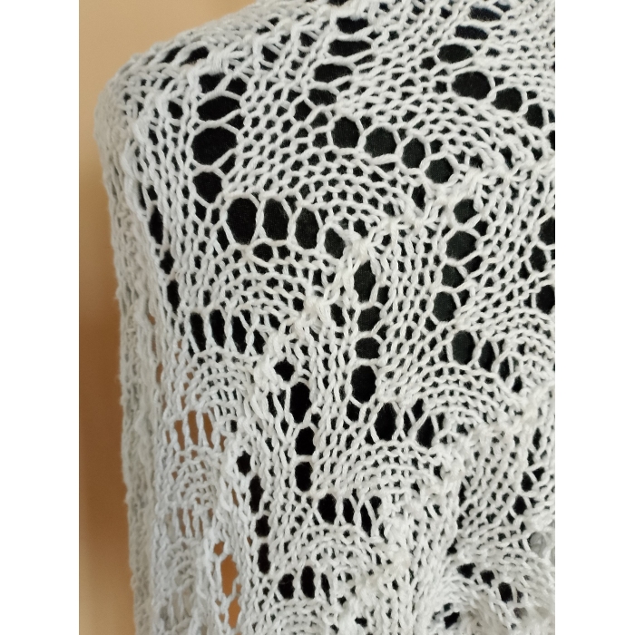 Biały szal z kaszmirem i jedwabiem, na drutach