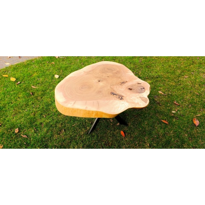 Drewniany stolik kawowy handmade – lite drewno i metal