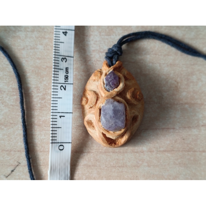 Wisior z pestki awokado z ametystem