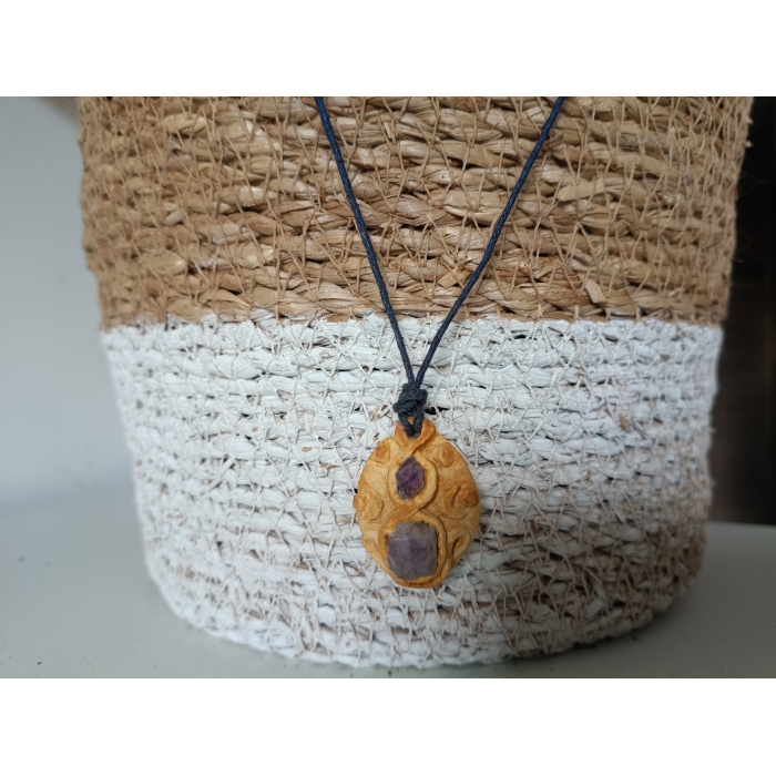 Wisior z pestki awokado z ametystem