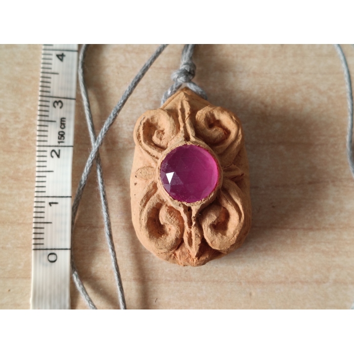 Wisior z pestki awokado z fuksjowym kryształem