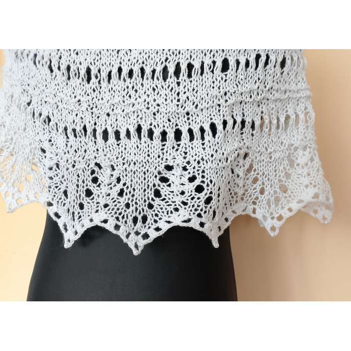 Biała pelerynka, klasyczny dodatek do stroju komunijnego