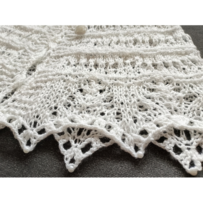 Biała pelerynka, klasyczny dodatek do stroju komunijnego