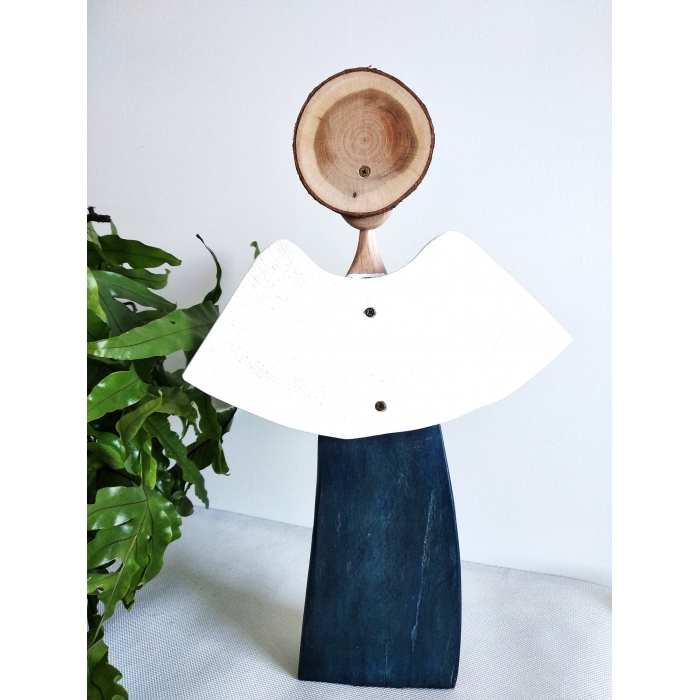 Ręcznie wykonany anioł z drewna – symbol spokoju.