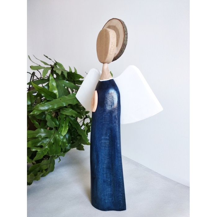 Ręcznie wykonany anioł z drewna – symbol spokoju.