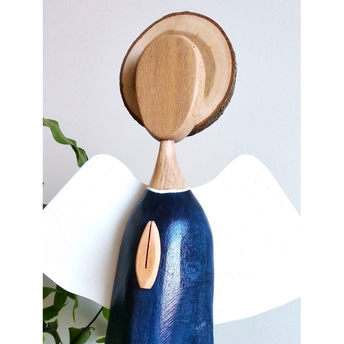 Ręcznie wykonany anioł z drewna – symbol spokoju.