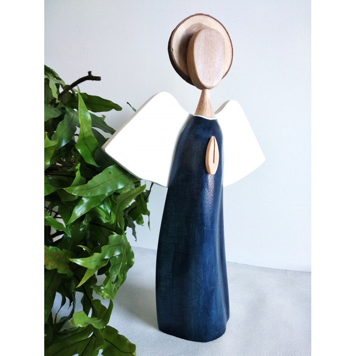 Ręcznie wykonany anioł z drewna – symbol spokoju.