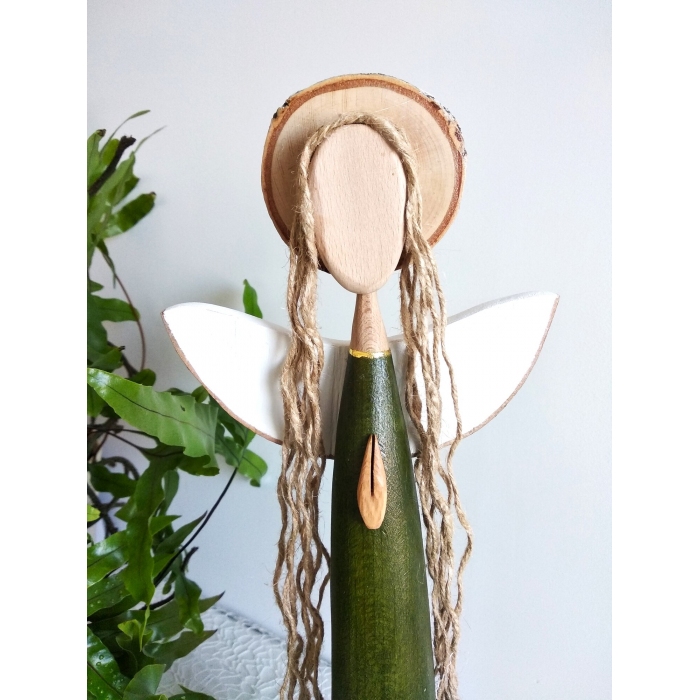 Ręcznie wykonany anioł z drewna – harmonia i natura.