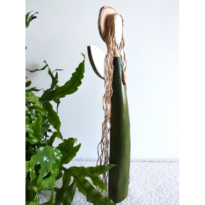 Ręcznie wykonany anioł z drewna – harmonia i natura.