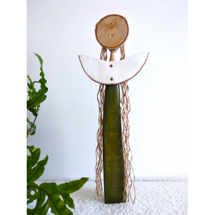 Ręcznie wykonany anioł z drewna – harmonia i natura.