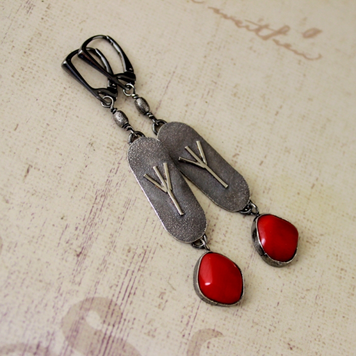 Kolczyki Algiz z czerwonym koralem - srebro oksydowane