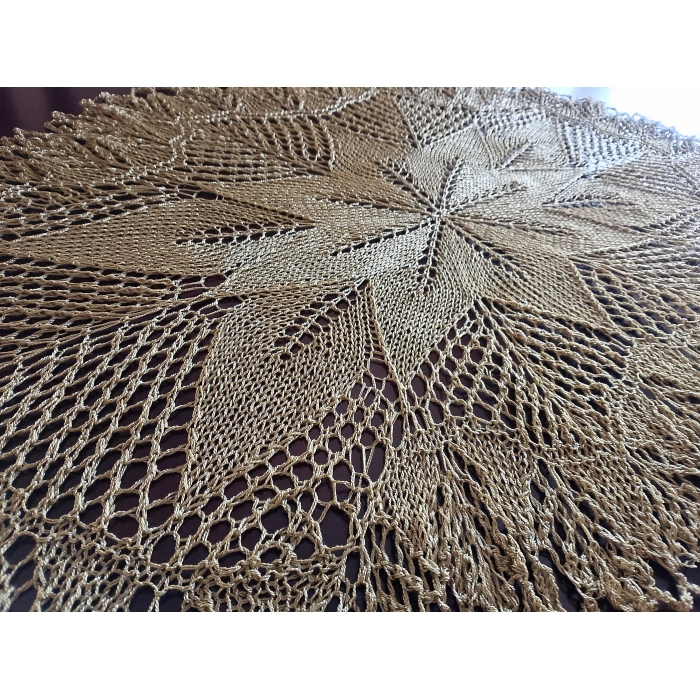 Owalny obrus na drutach w kolorze starego złota