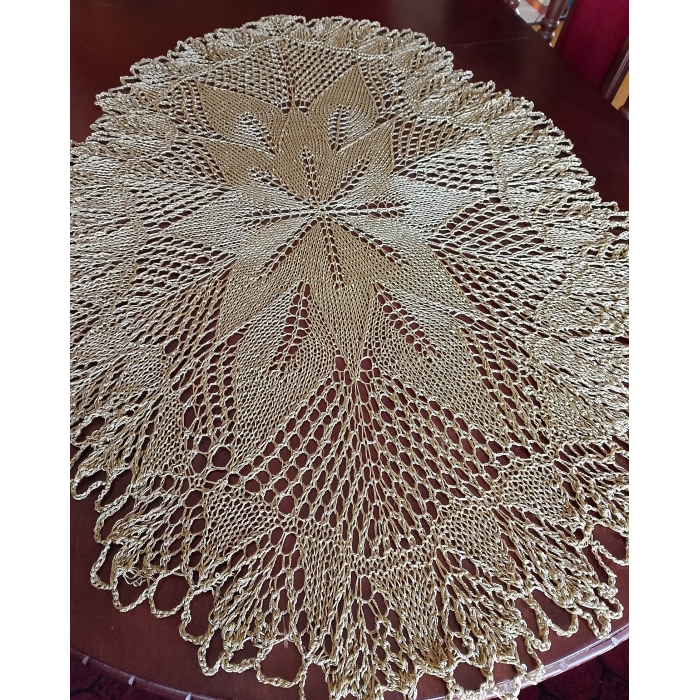Owalny obrus na drutach w kolorze starego złota