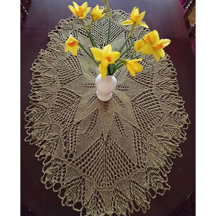 Owalny obrus na drutach w kolorze starego złota