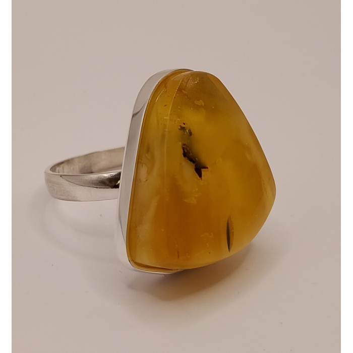 Srebrny pierścionek z bursztynem roz.29