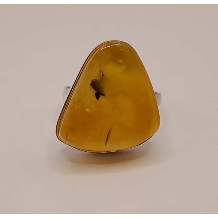 Srebrny pierścionek z bursztynem roz.29