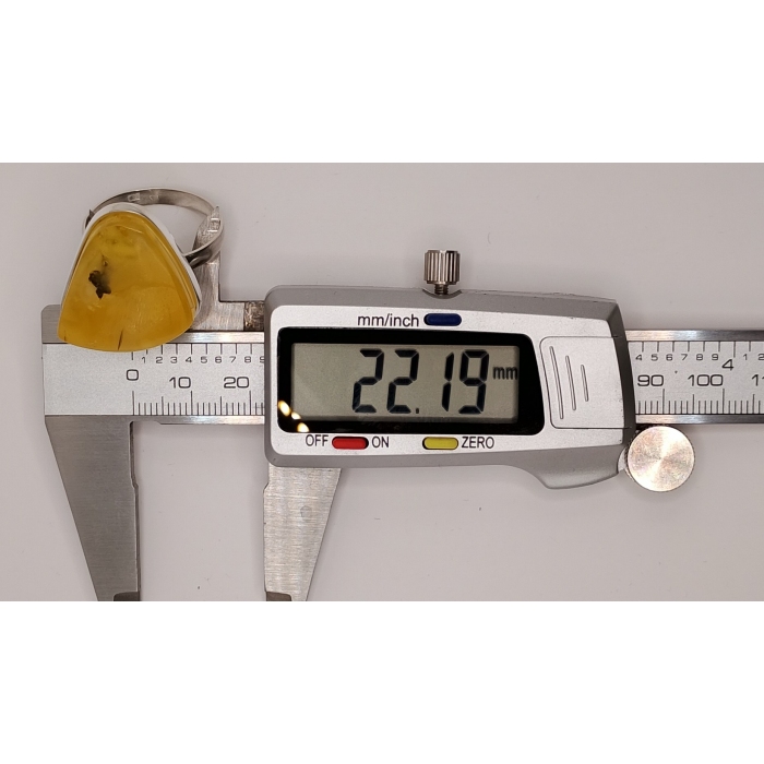 Srebrny pierścionek z bursztynem roz.29