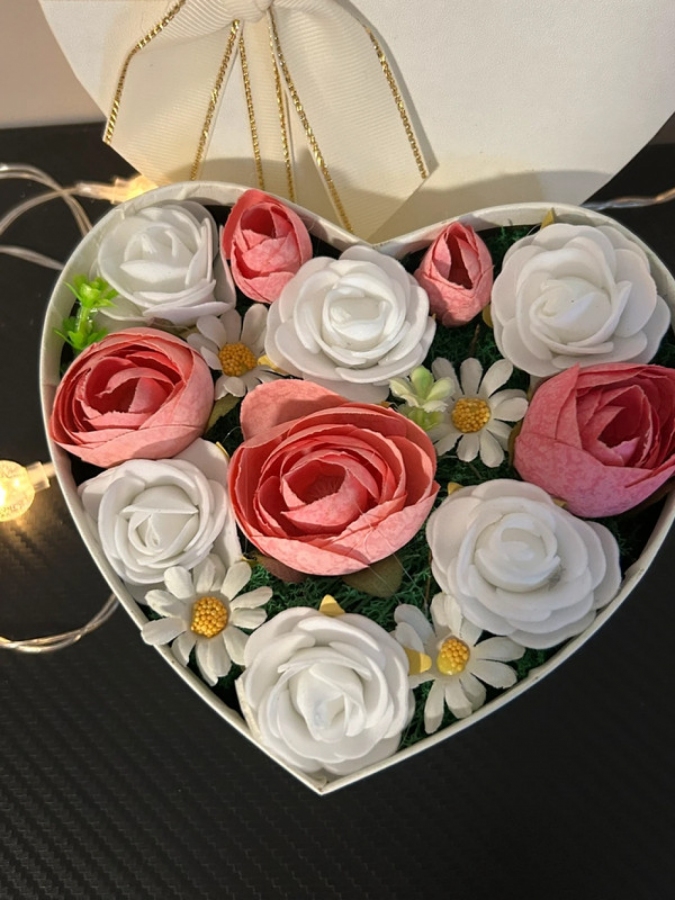 Serce z kwiatami w ozdobnym pudełku z kokardą flower box