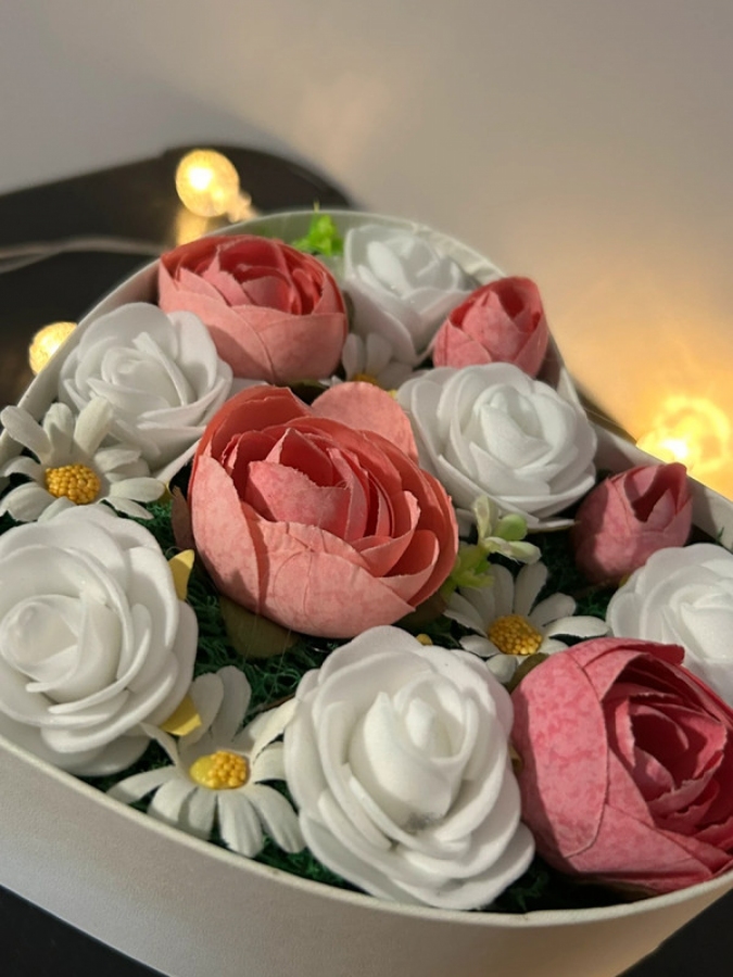 Serce z kwiatami w ozdobnym pudełku z kokardą flower box