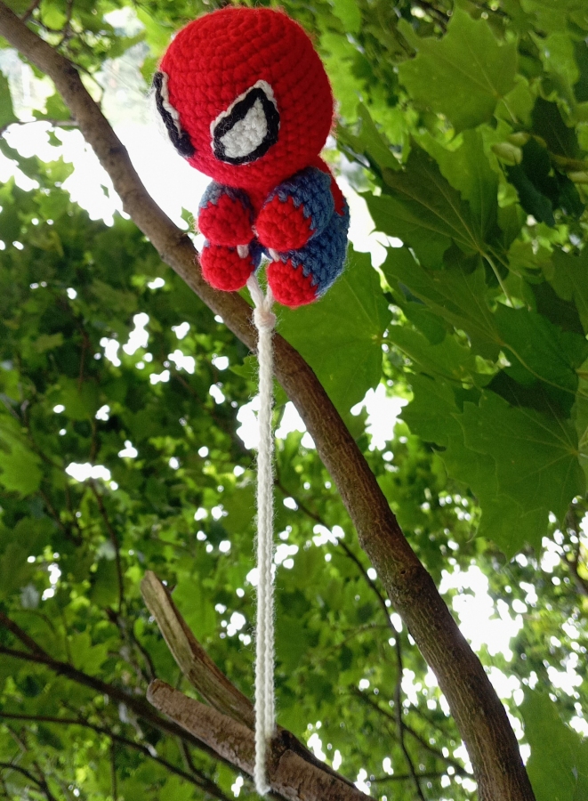 Wiszący Spider-Man Amigurumi 