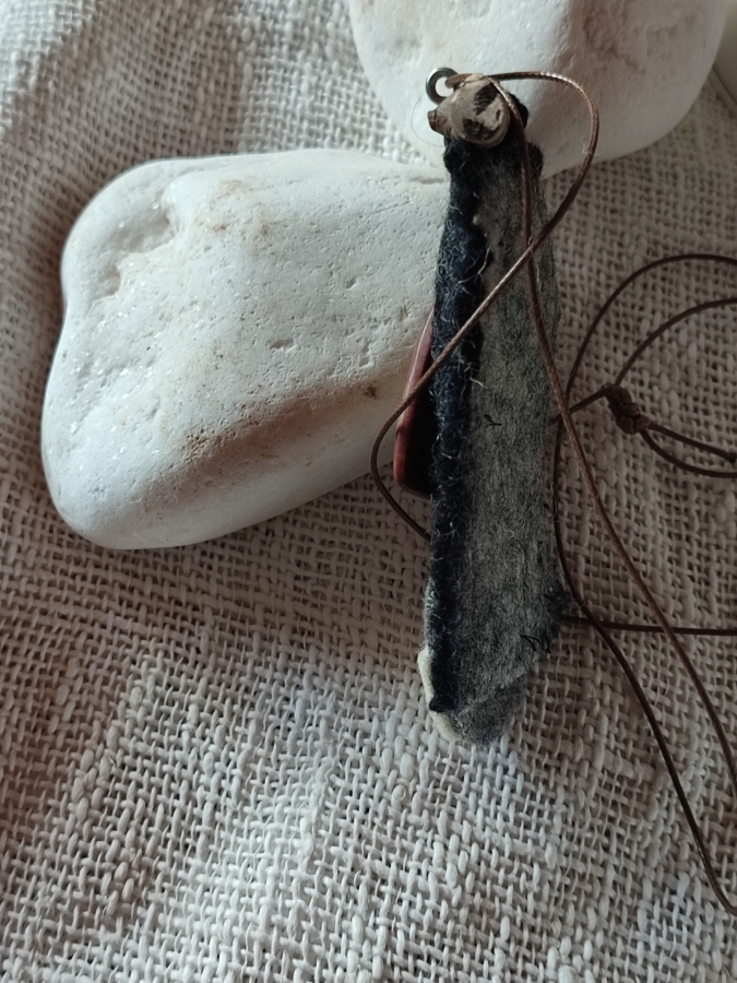 Minimalistyczny filcowy naszyjnik w kolorach ziemii