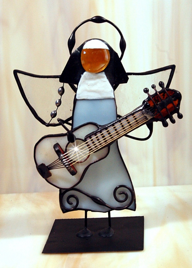 Aniołek witrażowy 3D zakonnica z gitarą