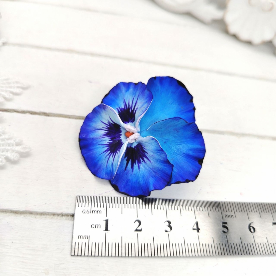 Broszka kwiatowa bratki w odcieniach błękitu 4 cm
