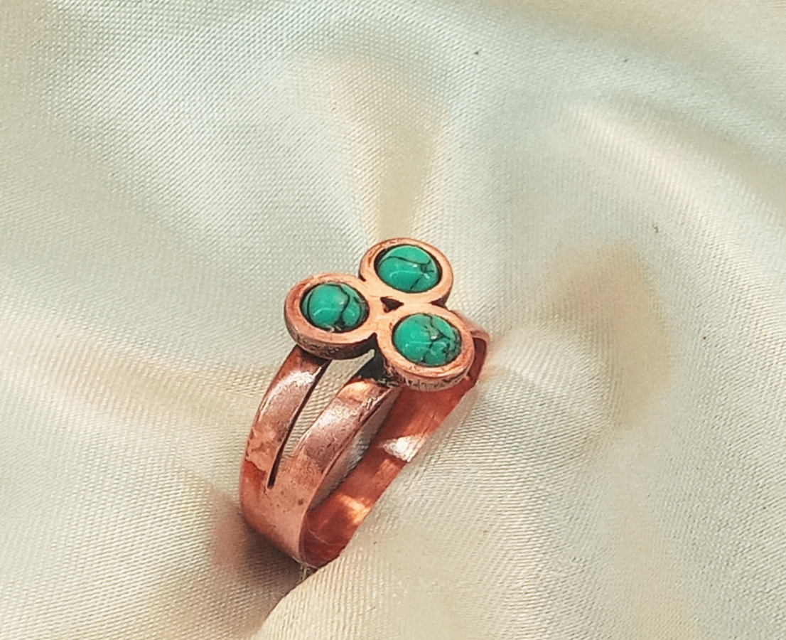 Dziewczęcy pierścionek z trzema turkusami