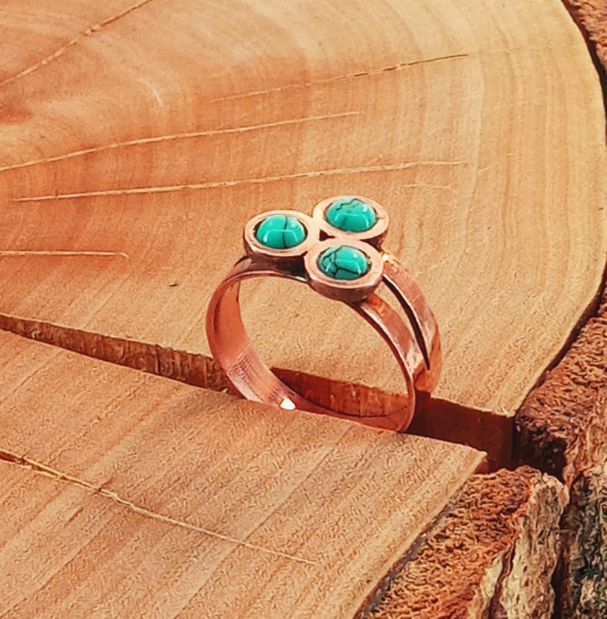 Dziewczęcy pierścionek z trzema turkusami