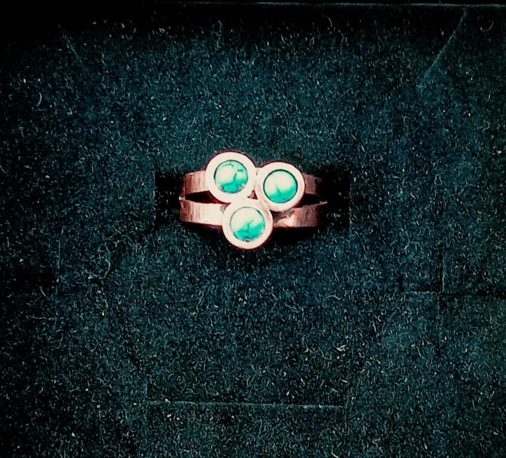 Dziewczęcy pierścionek z trzema turkusami