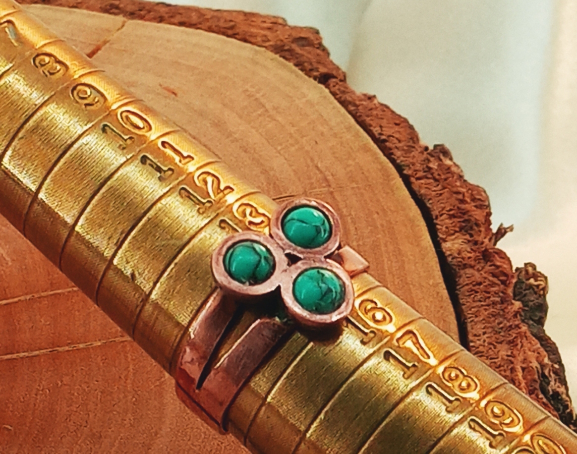 Dziewczęcy pierścionek z trzema turkusami