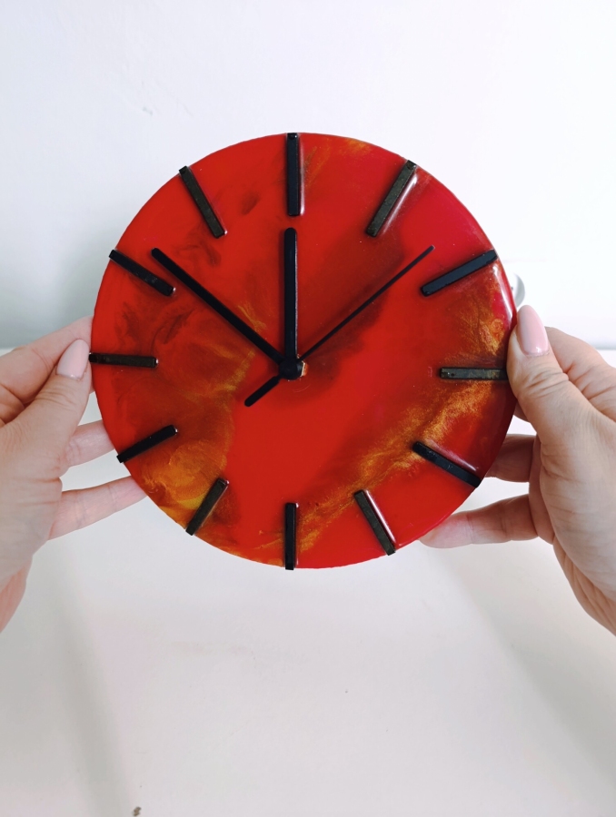 Zegar ścienny z żywicy epoksydowej