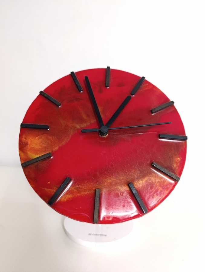 Zegar ścienny z żywicy epoksydowej