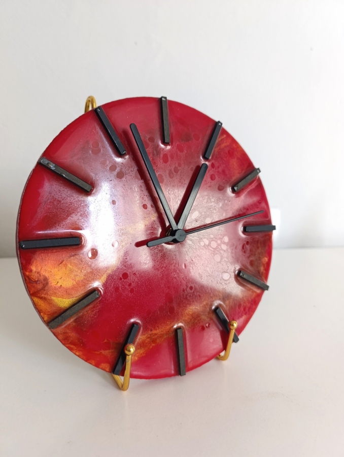 Zegar ścienny z żywicy epoksydowej