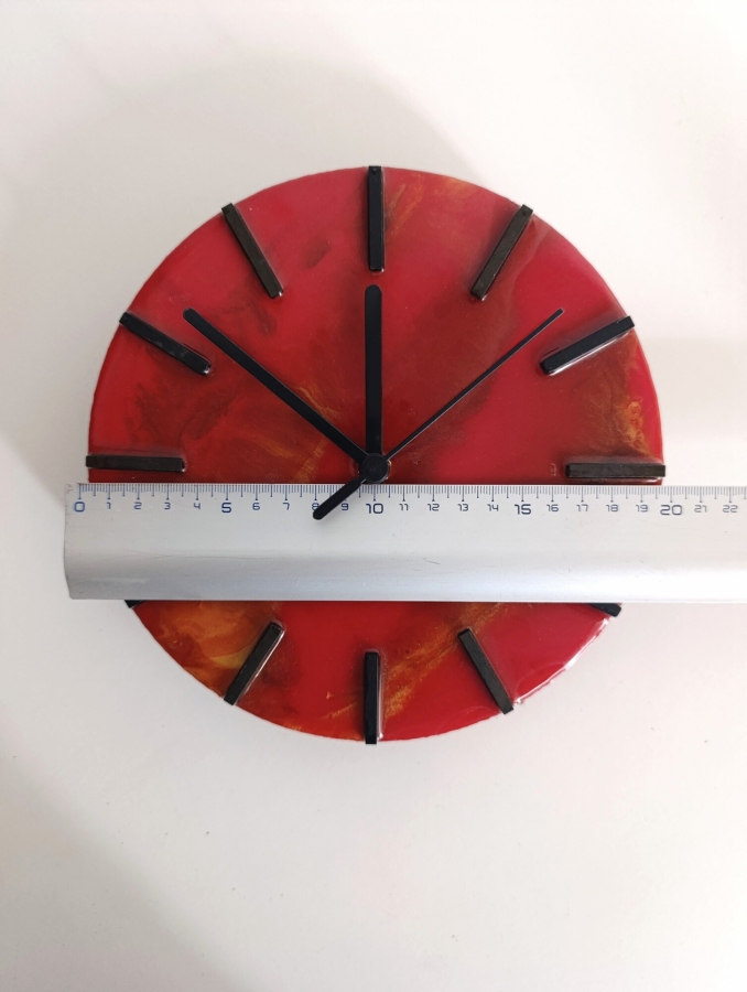 Zegar ścienny z żywicy epoksydowej