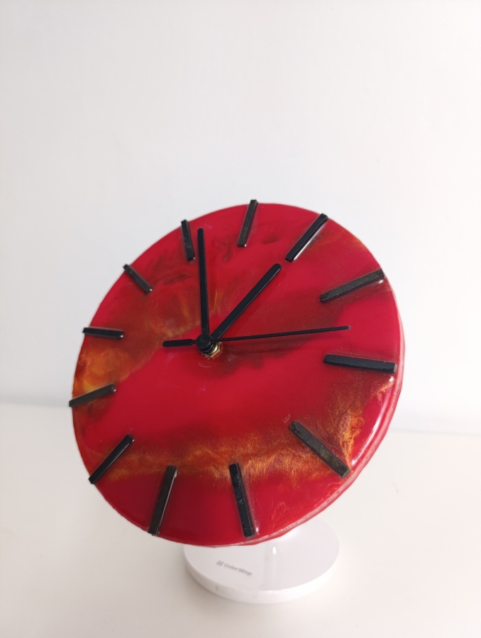 Zegar ścienny z żywicy epoksydowej