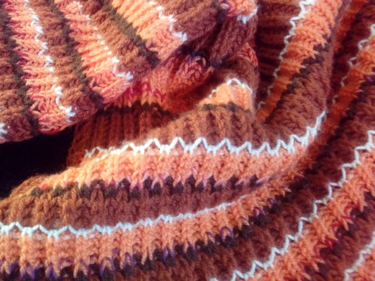 Kocyk na drutach w kolorach jesieni