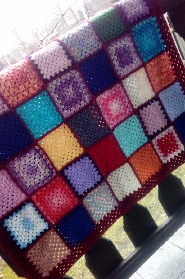 Kolorowa narzuta z kwadratów