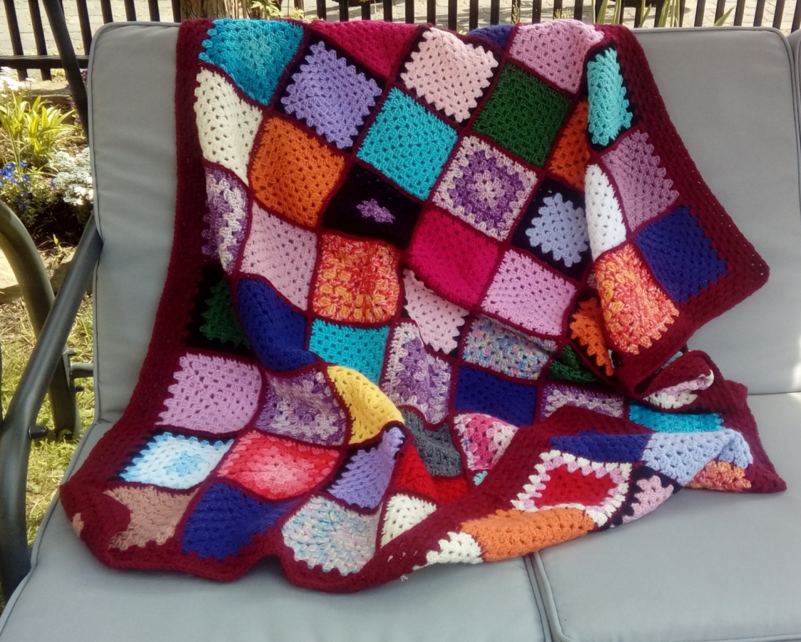 Kolorowa narzuta z kwadratów