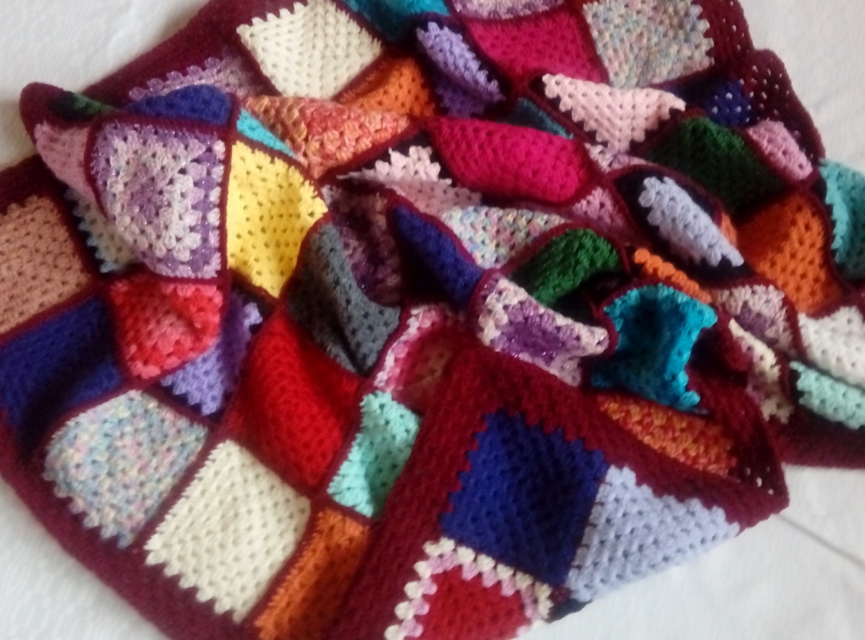 Kolorowa narzuta z kwadratów