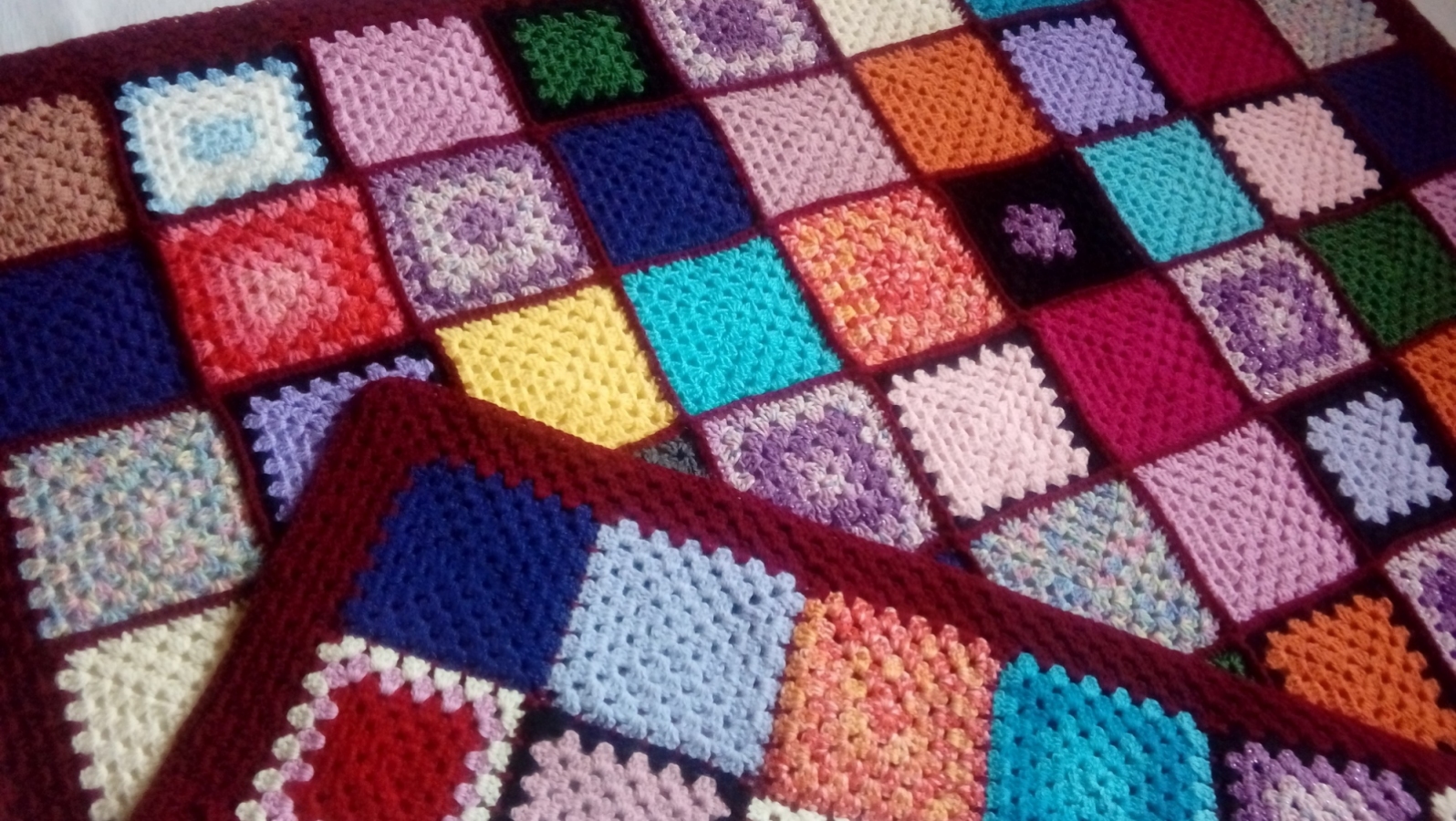 Kolorowa narzuta z kwadratów