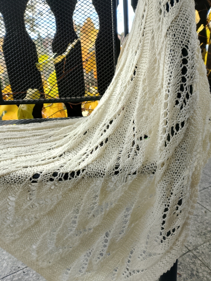 Ażurowy kocyk na drutach