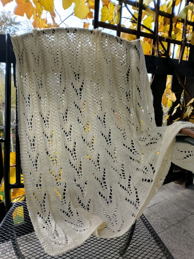 Ażurowy kocyk na drutach