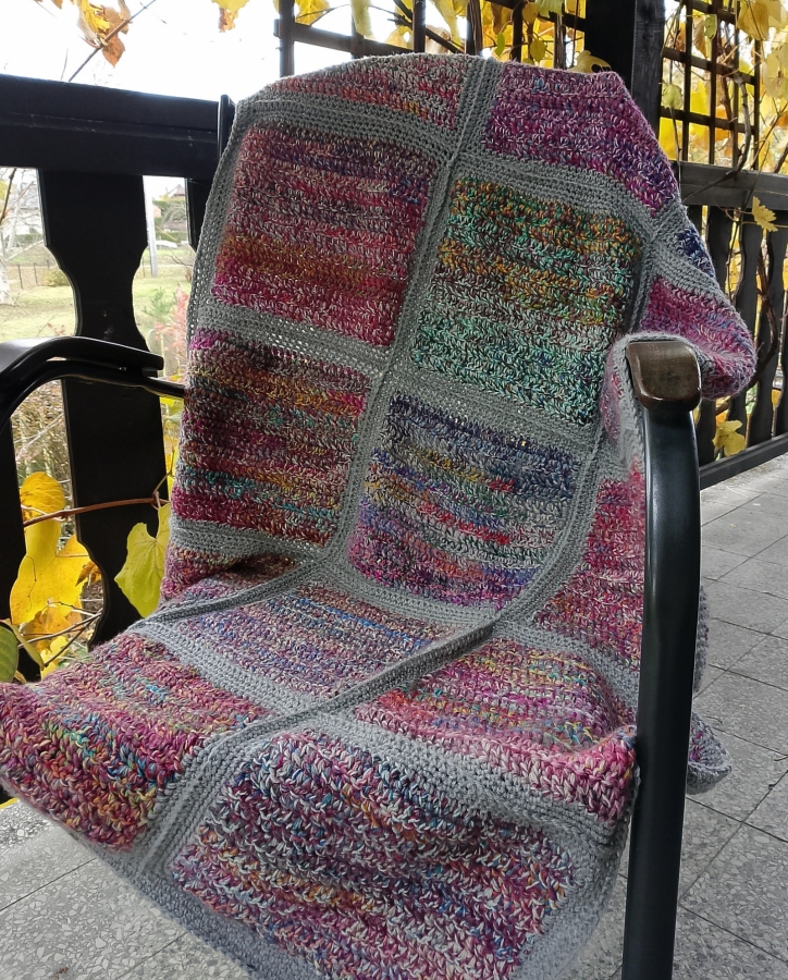 Narzuta w szarościach wykonana z kwadratów