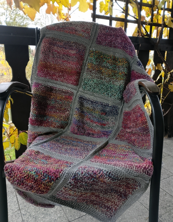 Narzuta w szarościach wykonana z kwadratów