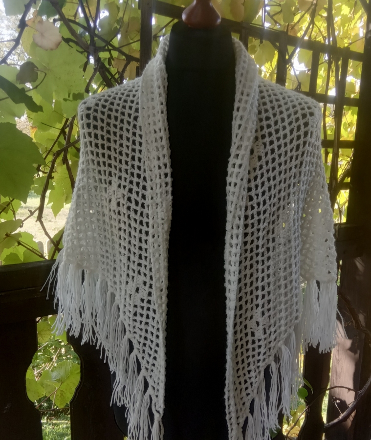 Chusta biała z frędzlami