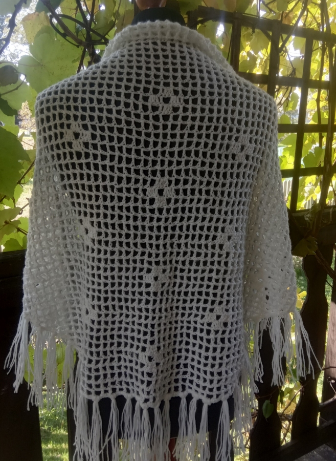 Chusta biała z frędzlami